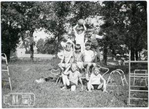 Koniec lat 80. Chłopcy bawiący się na placu zabaw  na terenie przedszkola, w tle boisko szkolne
